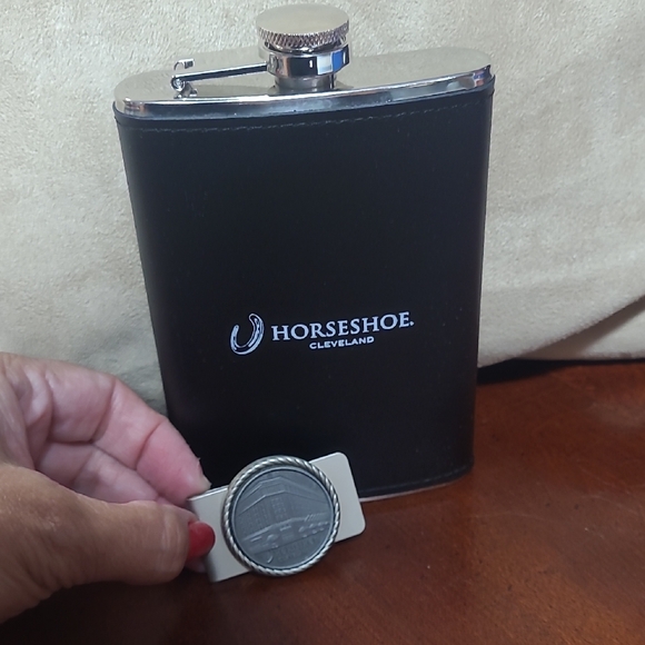 Black Flask 8oz & Money Clip Horseshoe Casino Cleveland - Picture 1 of 7